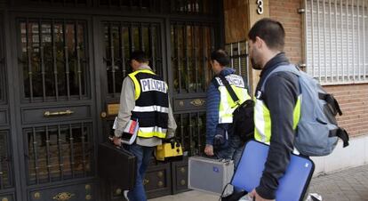 La Policía Nacional accede a la vivienda, donde los investigadores creen que el detenido llevaba a las menores raptadas.