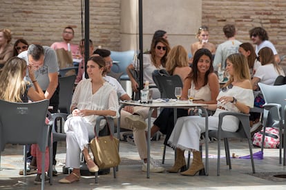 Varias personas en una terraza del centro de Murcia.