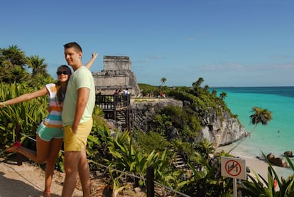 El Castillo de Tulum se asienta en un gran risco, sobre una playa de ensueño, vigilando como un centinela el apacible mar Caribe. Solo hay un lugar en todo el recinto arqueológico donde se puede hacer la foto con la playa a tus pies.