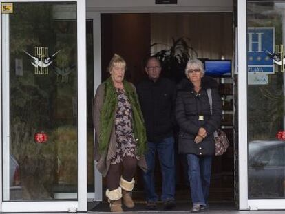 Tres turistas salen de un hotel, ayer en Torremolinos.