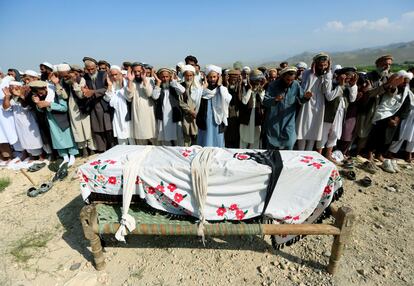 Familiares y residentes rezan durante la ceremonia fúnebre de una de las víctimas del ataque con aviones no tripulados, en el distrito Khogyani (Afganistán).