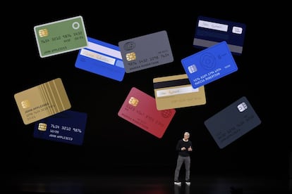 El CEO de Apple, Tim Cook, presenta la nueva tarjeta de la compañía, la Apple Card, que podrá ser utilizada a través de la aplicación Apple Pay integrada en los iPhone o a través de una tarjeta física hecha de titanio que los clientes podrán solicitar.