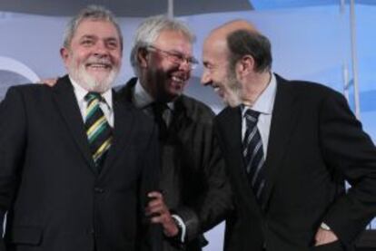 El presidente de Brasil, Lula da Silva, con Felipe González y Alfredo Pérez Rubalcaba.
