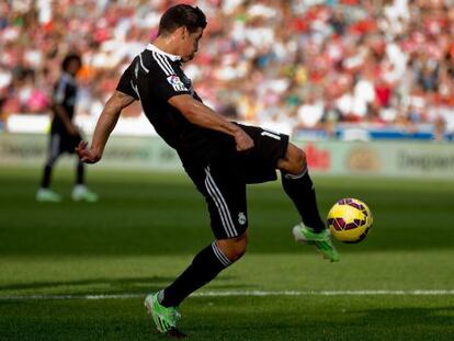 James marca el seu primer gol al Granada.