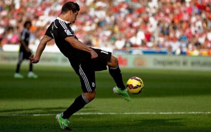 James marca el seu primer gol al Granada.