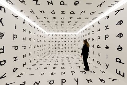 Stanislaw Drozdz, <i>Entre (Miedzy)</i>, instalación realizada por primera vez en 1977. Drozdz (Slawkow, Polonia, 1939-2009) es uno de los exponentes de vanguardia polacos. Su obra se centró en crear una relación entre poesía y artes plásticas en las que utilizaba signos ortográficos y numéricos para crear composiciones de gran tamaño en los que contenido, símbolo y forma se desdibujaban. En la obra <i>Entre (Miedzy)</i>, sus letras (m-i-e-d-z-y) están dispuestas de manera que nunca alcanzan a formar la palabra completa, creando una tensión entre el espacio expositivo y la imagen que constuye la lengua.