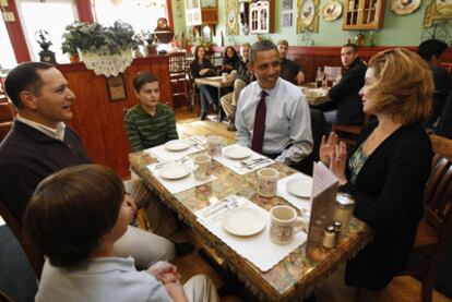 Obama comparte el almuerzo con una familia ayer en Manchester (New Hampshire).