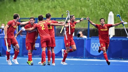 Pau Quemada, el segundo por la derecha, celebra el gol del empate ante Australia que clasificó a España para los cuartos de final.