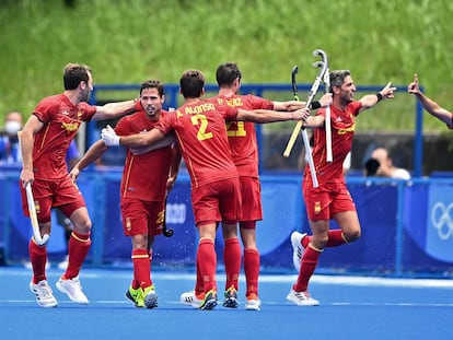 Pau Quemada, el segundo por la derecha, celebra el gol del empate ante Australia que clasificó a España para los cuartos de final.