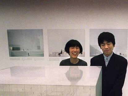 Los arquitectos Sejima y Nishizawa, en 2003 ante la maqueta del nuevo IVAM.