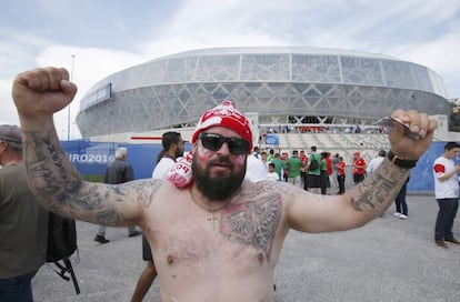 Un aficionado polaco (sin la gracia de la chica del beso) en los aledaños del Stade de Nice. 