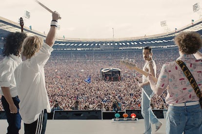 Bohemian Rhapsody – Concierto Live Aid

 

El público fue mucho más entusiasta que la crítica a la hora de abrazar la adaptación de la obra y milagros de Freddie Mercury y la banda Queen, convirtiéndola en el biopic musical más taquillero de la historia. Apostamos a que la prodigiosa recreación –calcada casi plano a plano y rodada del tirón– del concierto benéfico Live Aid en Londres tuvo mucho que ver en el entusiasmo del respetable. La escena completa, aquí.