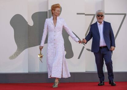 El director español Pedro Almódovar y la actriz británica Tilda Swinton a su llegada a la proyección de 'La voz humana' en la segunda jornada del festival de Venecia, este jueves.