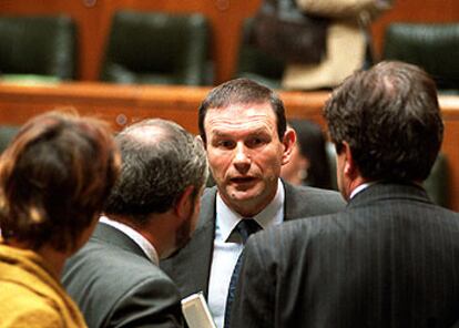 El <i>lehendakari,</i> Ibarretxe, ayer, en el pleno del Parlamento de Vitoria.