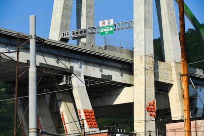 Los restos del puente de Morandi (cuyo nombre oficial es puente Polcevera, por el río cuyo valle fluvial salva a la altura de Génova, en el norte de Italia), ha sido demolido este viernes a las 9.40. En la imagen, las cargas explosivas colocadas en uno de los pilares.