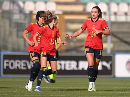Alexia Putellas celebra su gol con Olga Carmona y Ivana Andrés durante un partido amistoso ante Italia el pasado viernes.