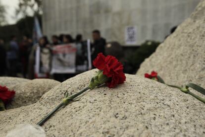 Varias personas se acercan al muro de la Memoria, en el cementerio la Recoleta, para rendir tributo en el aniversario 50 del golpe de Estado.