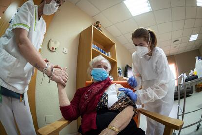 Una mujer es vacunada en la residencia de mayores Domusvi, en Alcalá de Henares.