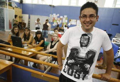 Ibai Narbarte (en primer plano), coordinador de las actividades, en un aula mientras los jóvenes editan sus cortos