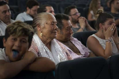 La abuela Aurora, junto a sus familiares antes del preestreno del documental en las 3.000 viviendas.