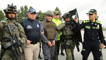 Policías escoltan escolta a Dairo Antonio Usuga.