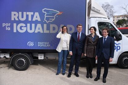 Desde la izquierda, Carmen Fúnez, vicesecretaria de Política Social del PP; Alberto Núñez Feijóo, líder del Partido Popular; Isabel Díaz Ayuso, presidenta de la Comunidad de Madrid, y José Luis Martínez-Almeida, alcalde de Madrid, durante el acto.