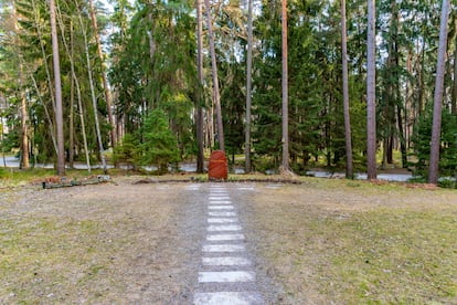 Lápida de Greta Garbo en el Skogskyrkogarden, cementerio de Estocolmo declarado Patrimonio de la Humanidad por la Unesco.