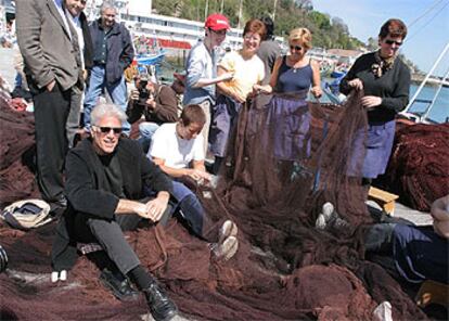 El actor Ted Danson, junto a otros miembros de la organización ecologista Oceana, en Hondarribia.