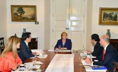 Fotografía cedida por Presidencia de Chile, donde aparece la mandataria Michelle Bachelet (c),  durante el primer comité político junto al ministro secretario general de Gobierno de Chile, Álvaro Elizalde (d); la ministra de la Presidencia de Chile, Ximena Rincón (i) y los secretarios de Interior de Chile, Rodrigo Peñailillo (2i) y de Hacienda, Alberto Arenas (2d), en el Palacio de La Moneda, en Santiago.