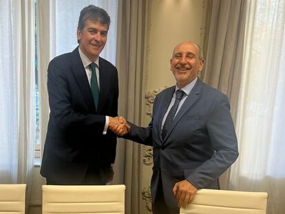 Ignacio García, nuevo socio de derecho público de Gaona y Manuel Camas, presidente.