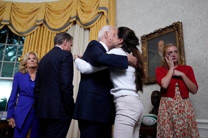 Biden se abraza a su hija Ashley tras el discurso. Detrás, la primera dama, Jill Biden, y Hunter Biden, hijo del presidente. A la derecha de la imagen, Finnegan Biden, nieta del mantatario demócrata.