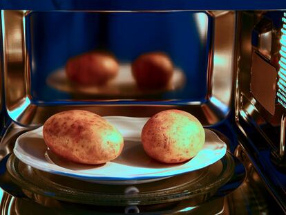 Dos patatas listas para cocinarse en el microondas.