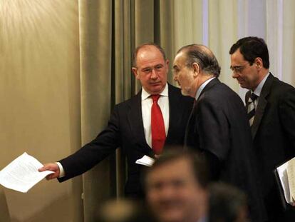 Rato cede el paso a Solbes en un acto de junio de 2004 en Madrid.