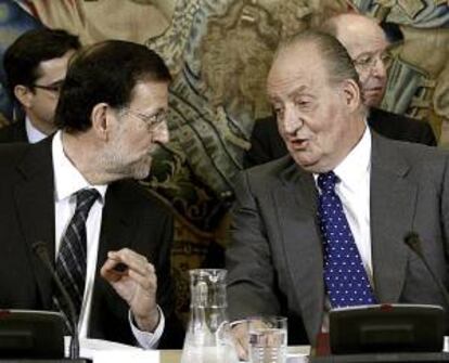 El rey Juan Carlos (d) y el presidente del Gobierno, Mariano Rajoy, al inicio de la reunión anual de la Fundación Carolina que se ha celebrado este mediodía en el palacio de La Zarzuela.