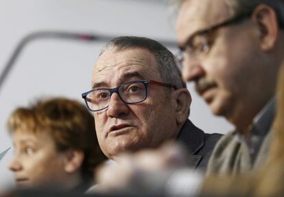 Luis Sabalza, presidente de Osasuna, durante su comparecencia ante los medios.