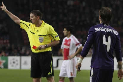 En el minuto 91, Ramos también ha provocado su expulsión por su tardanza en un saque de puerta. Ha visto la segunda amarilla y la roja. Al igual que Alonso no jugará el último partido de la fase aunque pasan "más limpios" a octavos