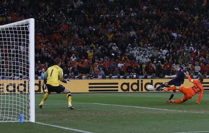 Iniesta dispara para hacer el gol que dio a Espa&ntilde;a el Mundial.