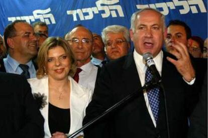 Benjamín Netanyahu, junto a su esposa, Sara, y varios militantes, tras ser proclamado líder del Likud.