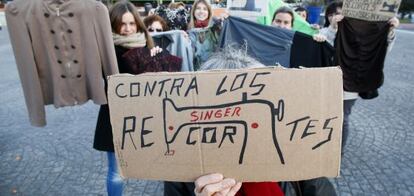 Alumnas de un taller de costura suspendido en Alcorcón.