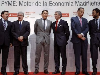 El presidente de madrid, Ignacio González (tercero por la izquierda) en la jornada 'La pyme, motor de la economía madrileña'.