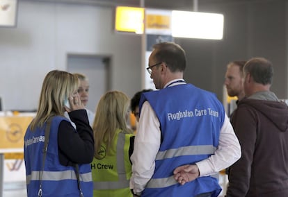 Empleados del aeropuerto permanecen junto al mostrador de Lufthansa/Germanwings en el aeropuerto de Düsseldorf en Alemania