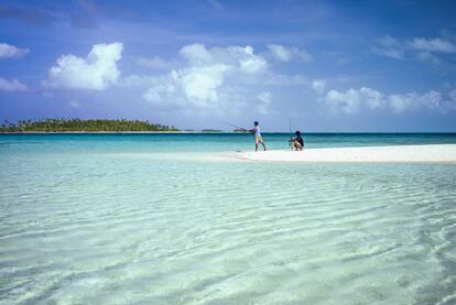 O nome desta ilha do Pacífico, Ilha do Natal (Kiritimati), a noroeste da Austrália, tem uma razão histórica: o capitão Cook ancorou nela em 24 de dezembro de 1777 e, além disso, na língua local Kiritimati tem uma pronúncia semelhante a "Krismas". Está entre os maiores atóis do mundo, logo acima da linha do Equador, e longe de tudo. A toponímia peculiar permite que você visite Londres, Paris, Polônia e Banana em um único dia, pois estes são os nomes – práticos, políticos ou pessoais – dos quatro primeiros assentamentos na ilha. A principal população, porém, é formada pelas aves aquáticas, como o alcatraz de Abbott e a andorinha-do-mar-comum. Você também pode passear de barco ou sair para pescar, ou percorrer o interior em uma caminhonete, mas, claro, sempre viajando com um guia (é fácil se perder e sofrer de insolação). A Fiji Airways voa todas as semanas para Kiritimati, partindo de Nadi (Fiji) e Honolulu (Havaí).