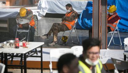 Varios operarios en el recinto de Gran Via, una vez cancelada la celebración del salón.