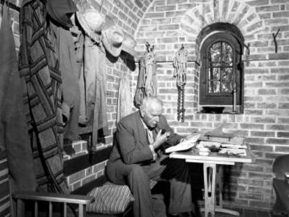 Carl Gustav Jung lee en la Torre de Bollingen (Suiza).
