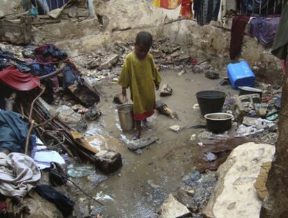 Un niño camina bajo la lluvia en el campo de refugiados en Mogadishu, Somalia.