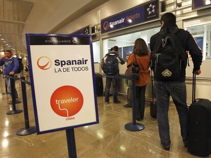 Pasajeros de Spanair esperan noticias esta noche en Barajas.
