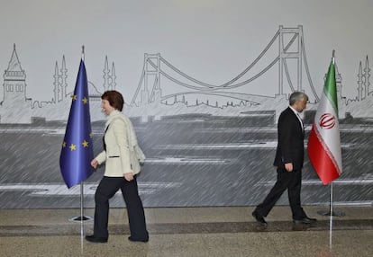 La jefa de la diplomacia europea, Catherine Ashton, y el negociador iran&iacute;, Said Jalili, en Estambul.