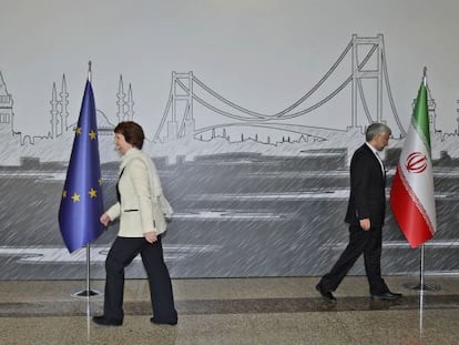 La jefa de la diplomacia europea, Catherine Ashton, y el negociador iran&iacute;, Said Jalili, en Estambul.