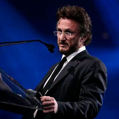 Sean Penn recoge en Palm Springs el galardón al mejor director.