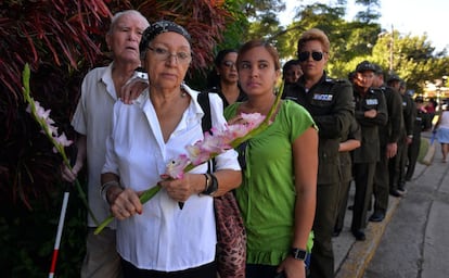 Un grupo de personas hacen fila para rendir tributo al exgobernante cubano Fidel Castro hoy, lunes 28 de noviembre de 2016, durante las honras fúnebres a las que asisten miles de cubanos, en La Habana (Cuba). EFE/Rolando Pujol